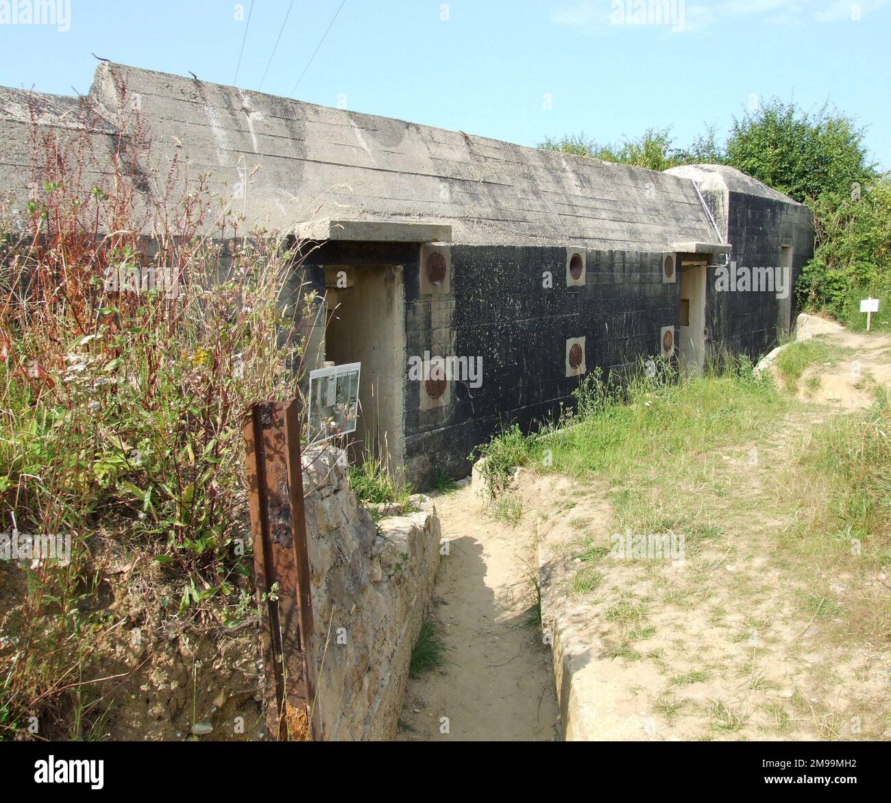 Il bunker si trova su Route des Perruques, Grandcamp-Maisy. Si ritiene che la zona abbia tenuto 155mm pistole e 10,5cm obici ed è stata presa dai 5th Rangers dopo una battaglia di 5 ore il 9 giugno 1944. Foto Stock