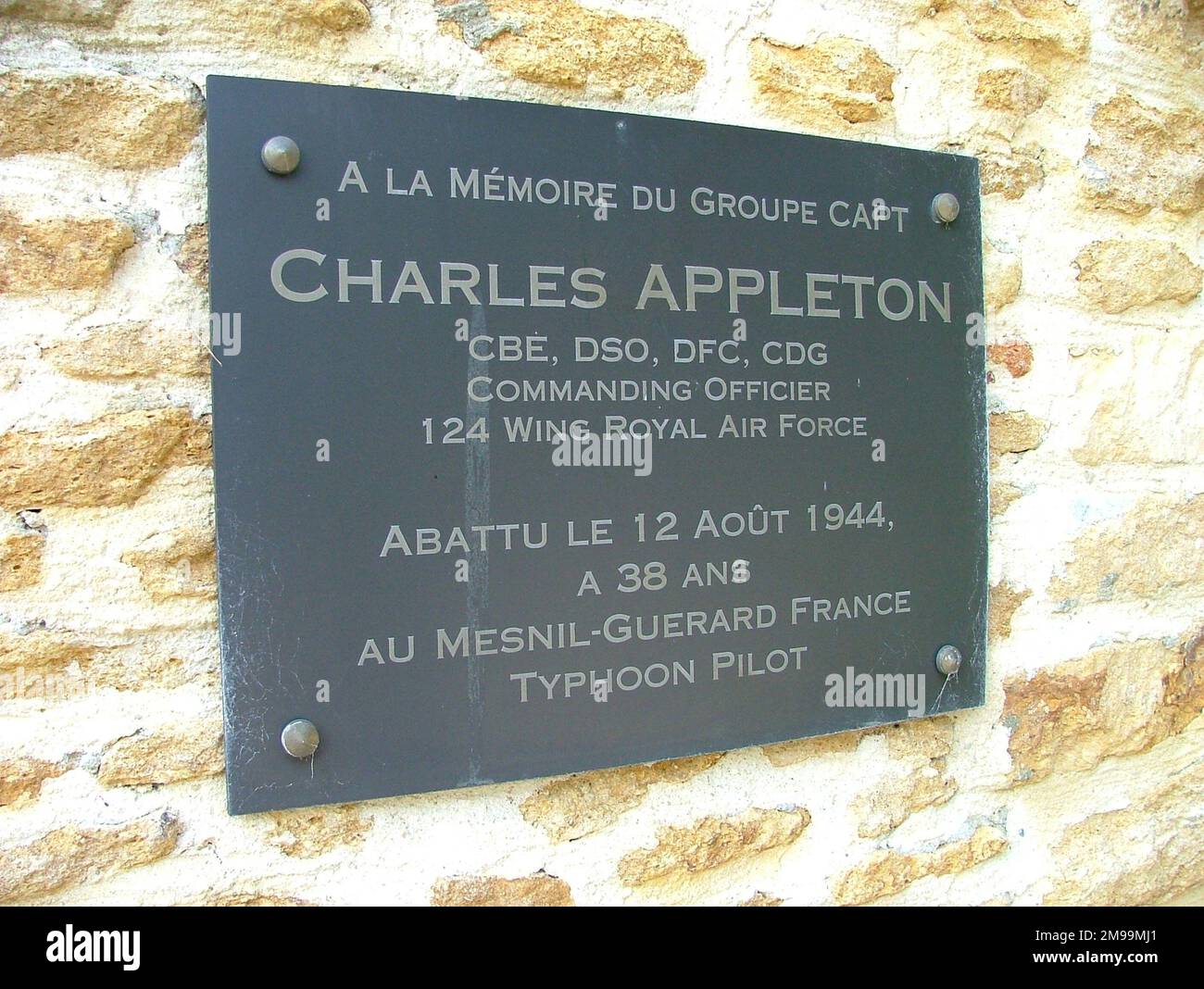 Appleton fu educato al Malvern College e si unì alla Royal Air Force alla fine degli anni '1920s. Vide l'azione fin dall'inizio della guerra, da qui la sua impressionante collezione di decorazioni. È stato ucciso il 12 agosto 1944 a le Mesnil-Guerard mentre comandava 124 Wing ed è sepolto al cimitero di guerra di Banneville-la-Campagne Commonwealth. Anche se non lo dice, questo è stato probabilmente messo in piedi dalla "Wings Over Normandy Association”. Foto Stock