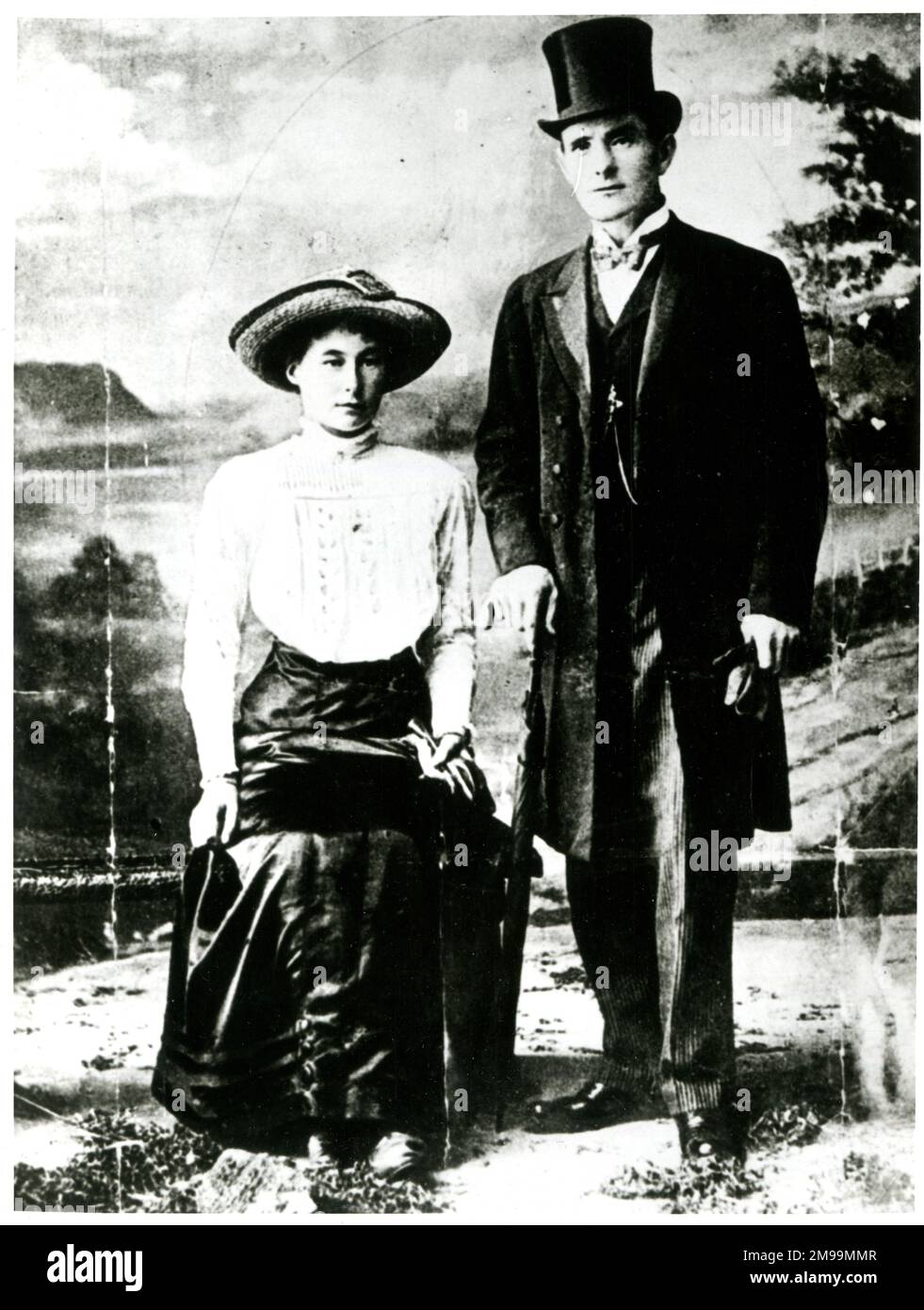 Studio ritratto di George Joseph Smith (1872-1915), serial killer e bigamista inglese, e Bessie Munday - si sposarono a Weymouth, Dorset, nel 1910. Divenne una delle sue vittime nel luglio del 1912, in quella che divenne nota come le spose negli omicidi di Bath. Smith fu impiccato per gli omicidi di tre donne nel 1915. Foto Stock