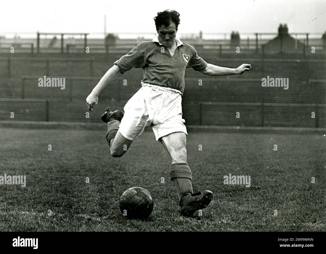 James William (Jimmy) Dickinson (1925-1982), Portsmouth FC e l'inglese calciatore. Foto Stock James William (Jimmy) Dickinson (1925-1982), Portsmouth FC e l'inglese calciatore. Foto Stock