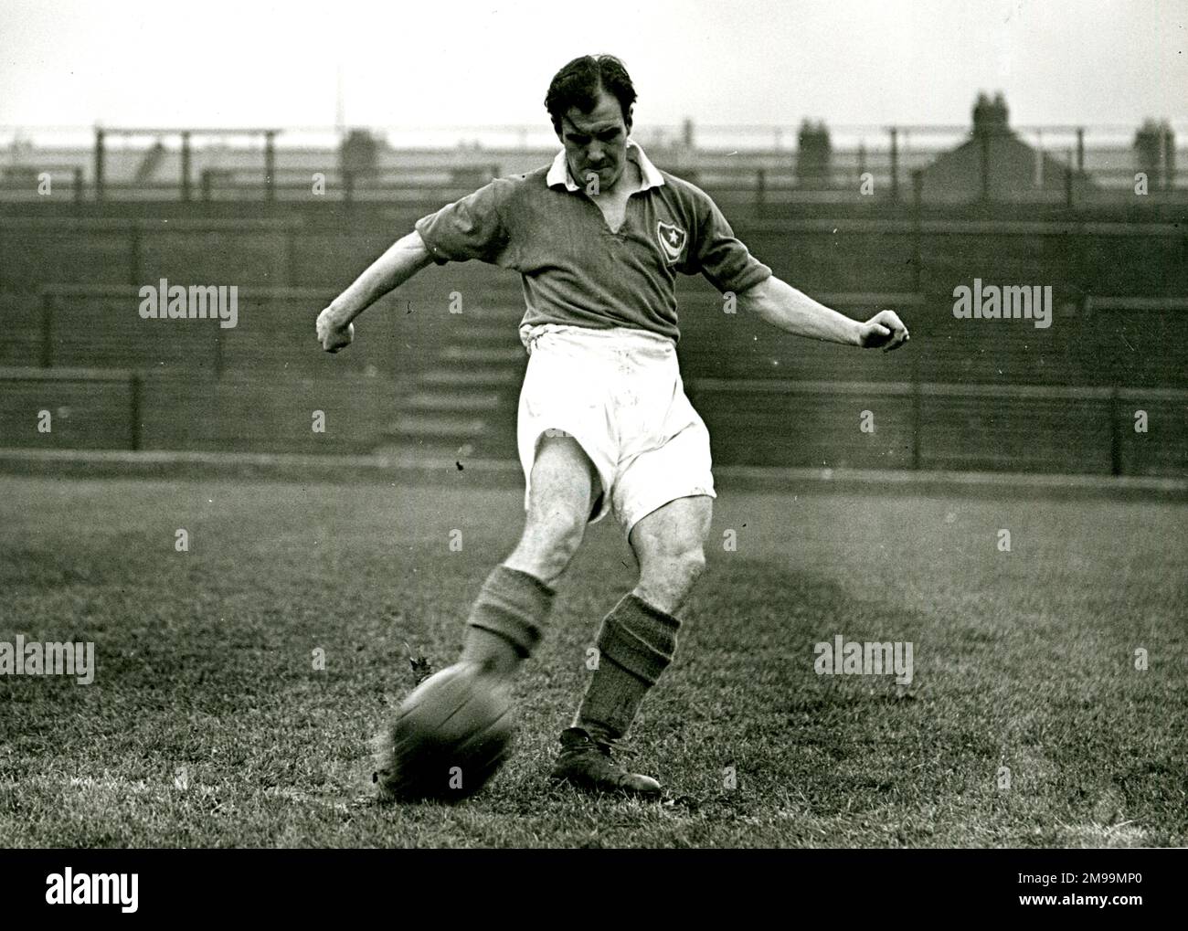 James William (Jimmy) Dickinson (1925-1982), Portsmouth FC e l'inglese calciatore. Foto Stock