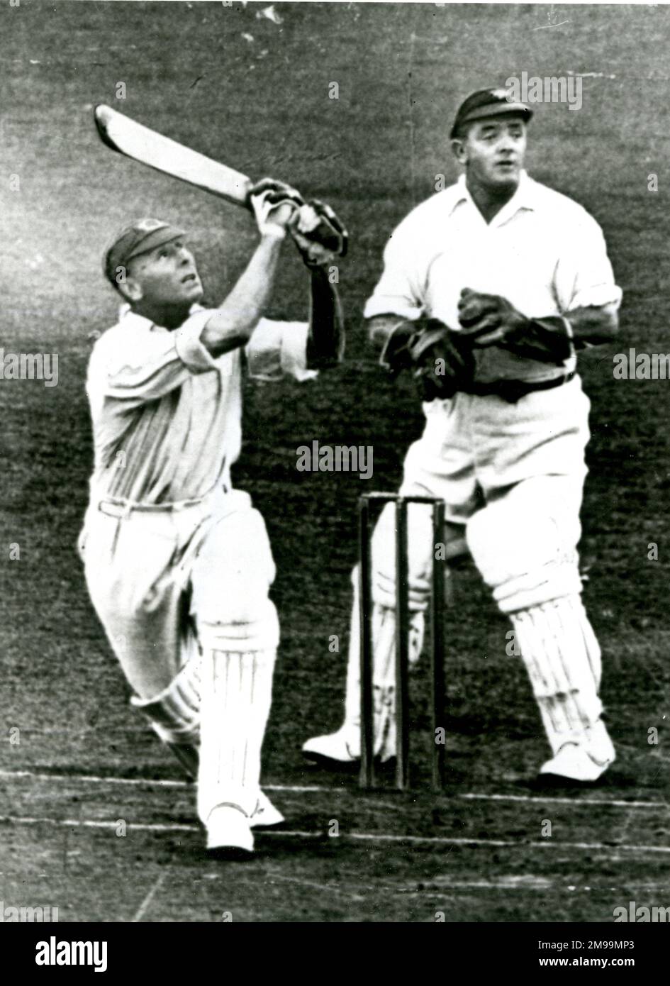 Jack Hobbs, mitico cricketer, che colpisce un confine in una partita Surrey contro Yorkshire. Foto Stock
