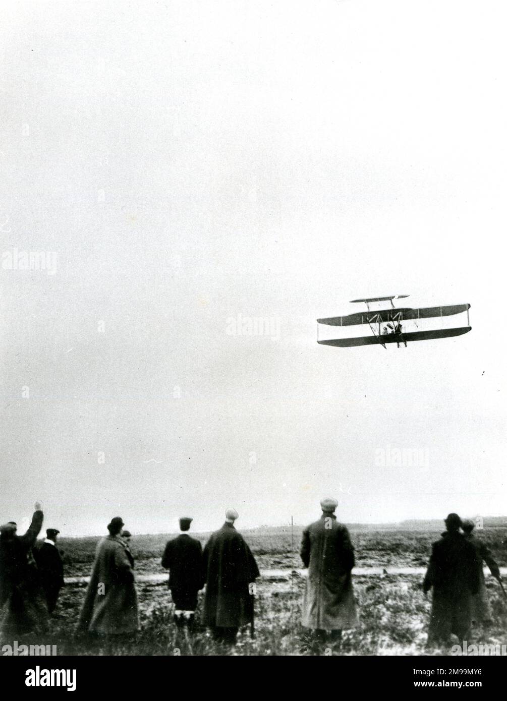I Wright Brothers (Orville e Wilbur), pionieri dell'aviazione americana, che fanno un volo per stabilire nuovi record per altitudine e durata. Foto Stock
