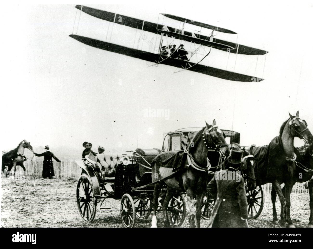 I Wright Brothers (Orville e Wilbur), pionieri dell'aviazione americana, che fanno un volo per stabilire nuovi record per altitudine e durata. Foto Stock