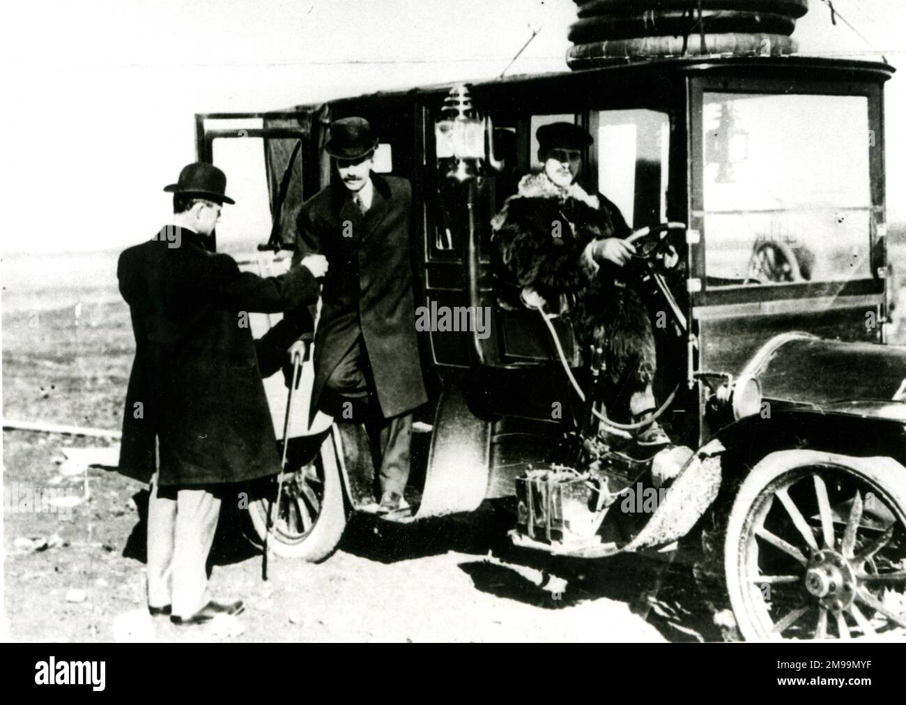 The Wright Brothers (Orville e Wilbur), pionieri dell'aviazione americana, in Francia il 21 gennaio 1909. Stavano dando varie dimostrazioni di volo per fissare nuovi record per altitudine e durata. Foto Stock