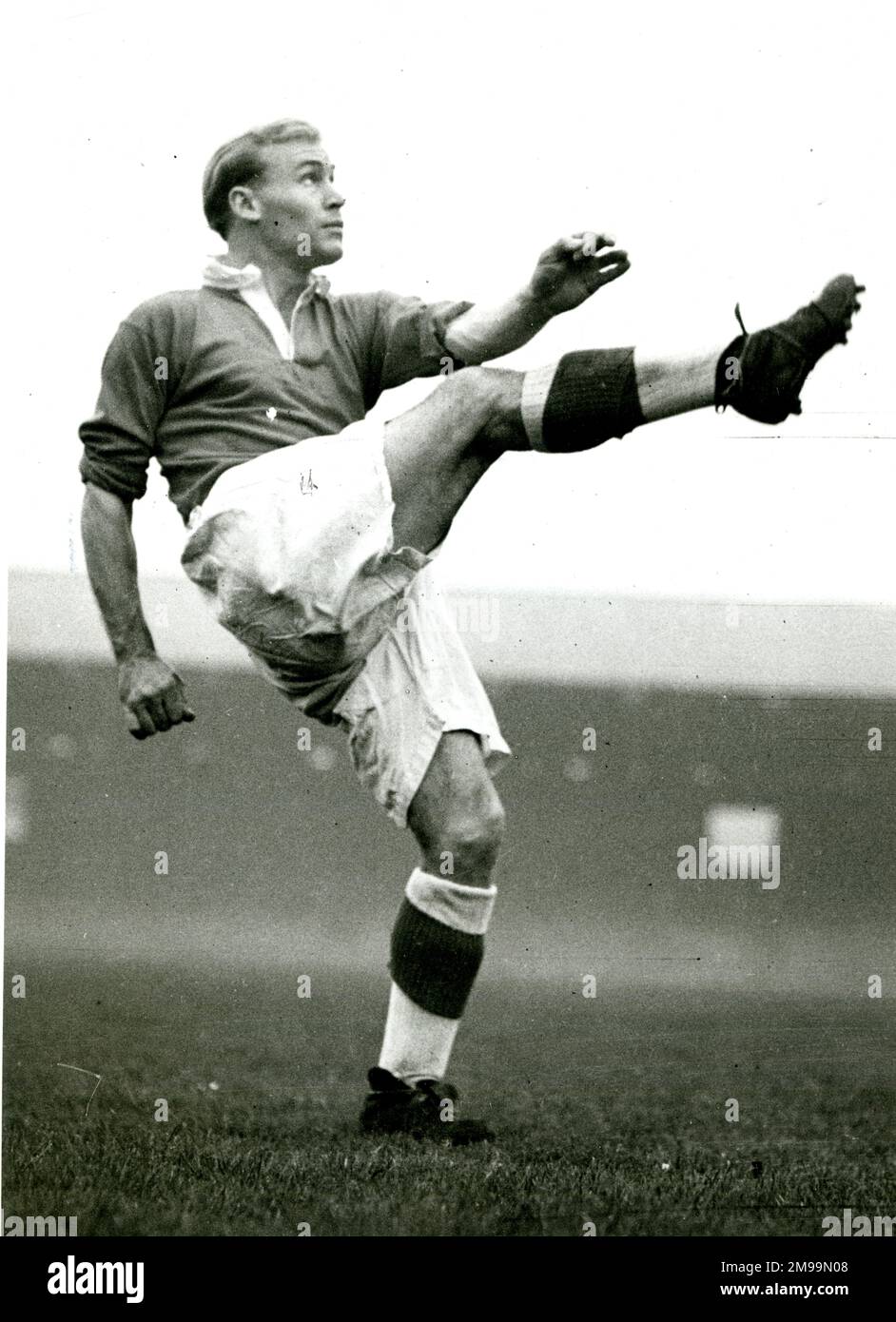 Wilf Mannion (1918-2000), calciatore professionista inglese con Middlesbrough, Hull City, Cambridge United, Poole Town, Earlestown, E la nazionale inglese, visto qui a Middlesbrough nell'ottobre 1947. Foto Stock