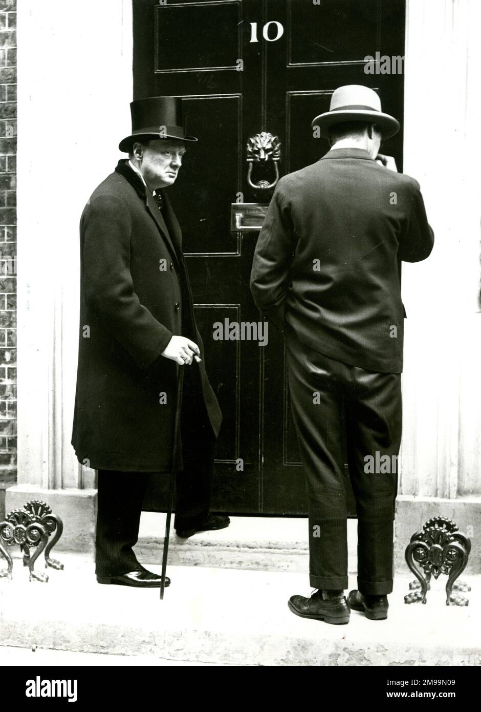 Winston Churchill alla porta del 10 Downing Street, Londra, durante lo Sciopero Generale del 1926. Foto Stock