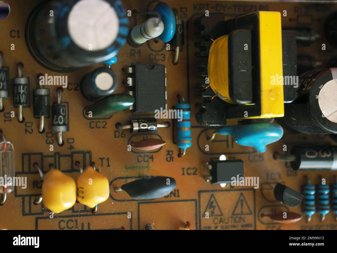 Sfondo elettronico analogico. Scheda elettronica. Componenti di base del circuito elettronico sulla scheda a circuito stampato (PCB). Foto Stock
