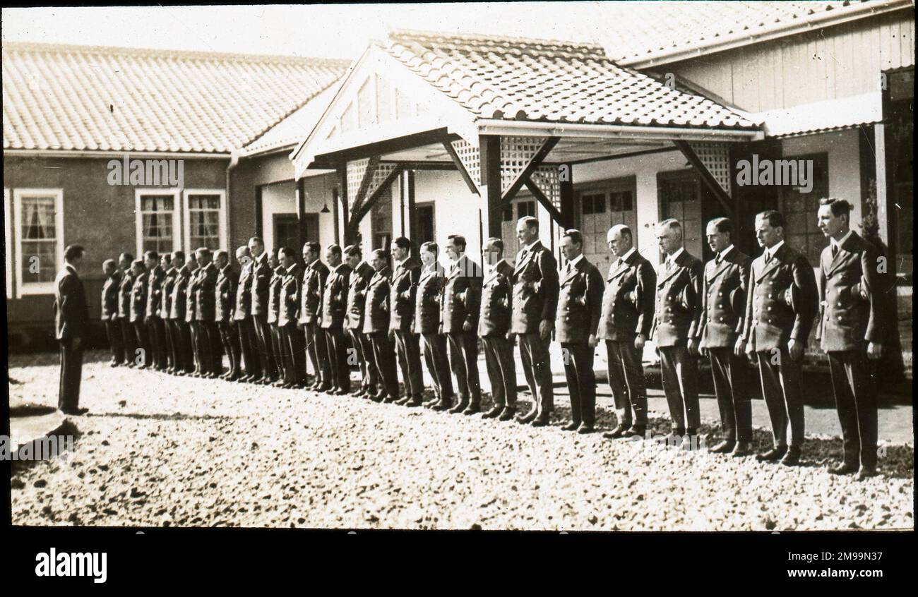 Missione dell'aviazione britannica osservare il giorno dell'armistizio. William Francis Forbes-Sempill, 19th Lord Sempill AFC, AFRAeS (1893-1965) è stato un pioniere scozzese e pioniere dell'aviazione che in seguito ha dimostrato di aver passato informazioni segrete all'esercito imperiale giapponese prima della seconda guerra mondiale. Nel 1921, Sempill guidò una missione militare ufficiale in Giappone che mostrò l'ultimo aereo britannico. Negli anni successivi continuò ad aiutare la Marina imperiale giapponese nello sviluppo del suo Navy Air Service e cominciò a dare segreti militari ai giapponesi. Anche se le sue attività sono state scoperte da British i Foto Stock