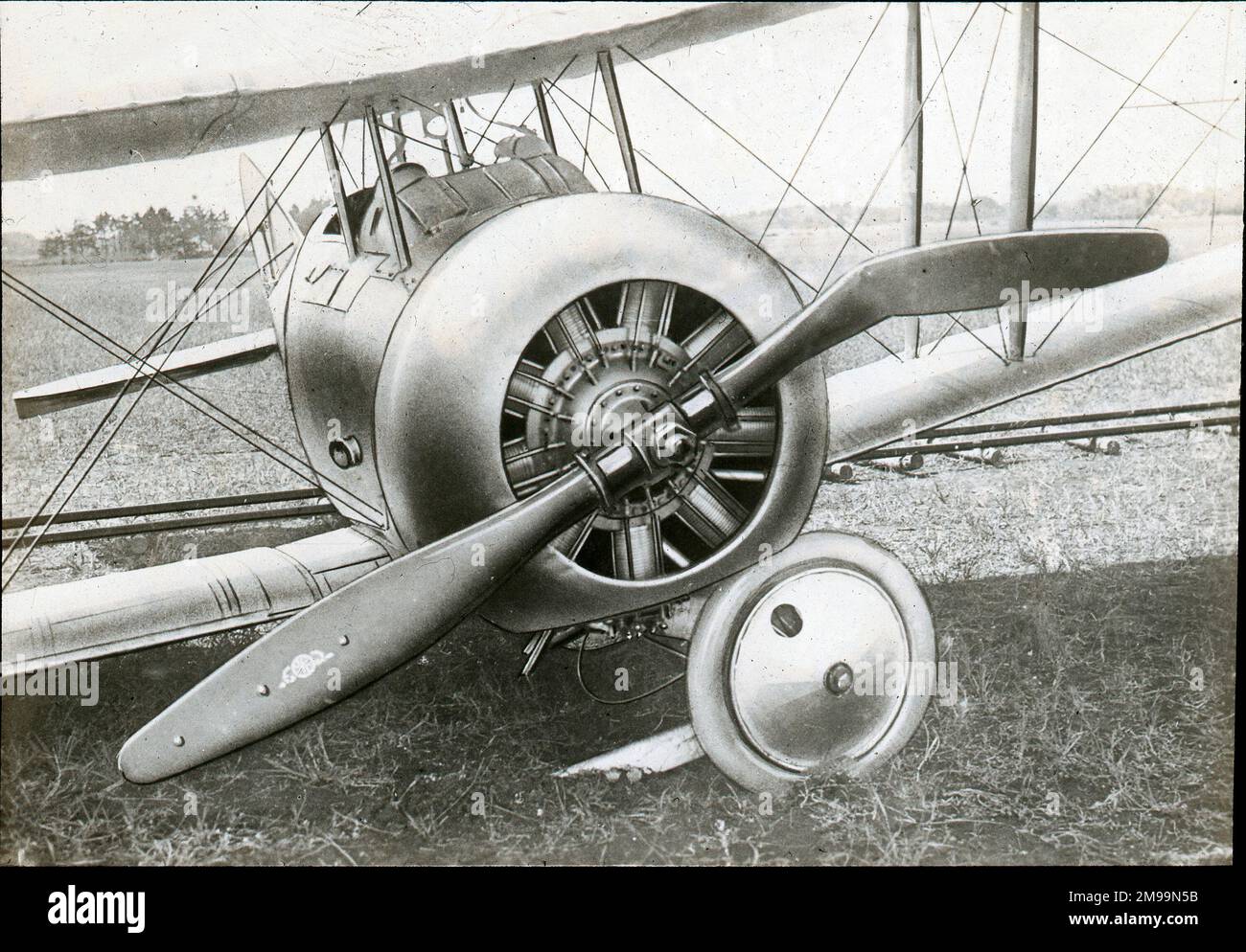 'Sparrow-Hawk' danneggiato con eliche metalliche di cui una lama deve essere rottamata. William Francis Forbes-Sempill, 19th Lord Sempill AFC, AFRAeS (1893-1965) è stato un pioniere scozzese e pioniere dell'aviazione che in seguito ha dimostrato di aver passato informazioni segrete all'esercito imperiale giapponese prima della seconda guerra mondiale. Nel 1921, Sempill guidò una missione militare ufficiale in Giappone che mostrò l'ultimo aereo britannico. Negli anni successivi continuò ad aiutare la Marina imperiale giapponese nello sviluppo del suo Navy Air Service e cominciò a dare segreti militari ai giapponesi. Anche se il suo acti Foto Stock