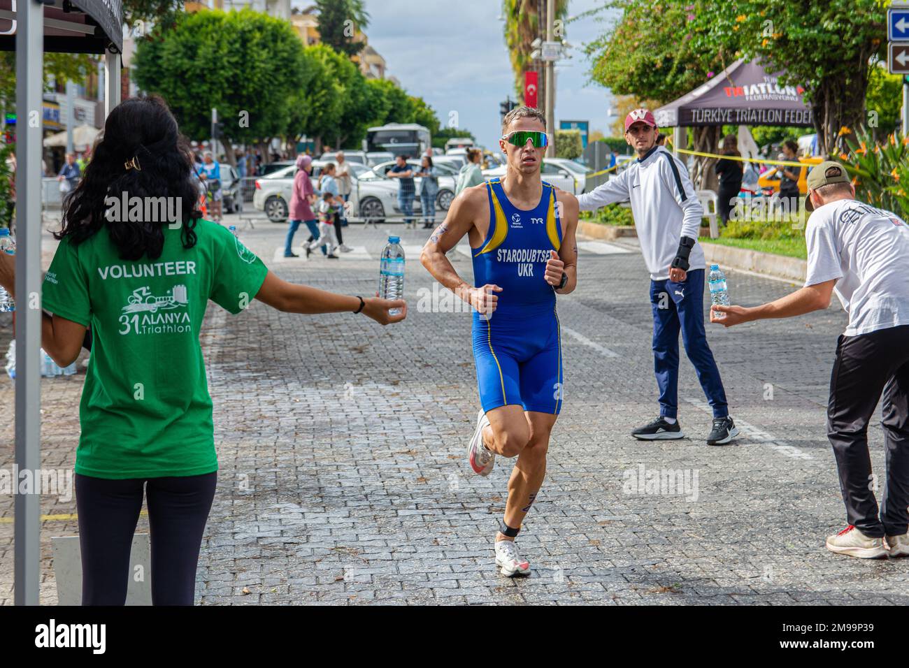 Alanya, Turchia, 16.10.2022: Atleti di diversi paesi corrono una maratona per le strade della città di Alanya in Turchia. 2022 Europa Triathl Foto Stock
