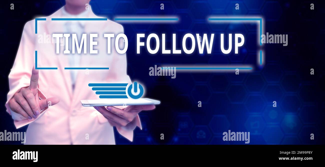 Cartello di testo che mostra il tempo per il follow-up, la richiesta di informazioni sulle idee aziendali dell'attività precedente o la continuazione delle informazioni Foto Stock