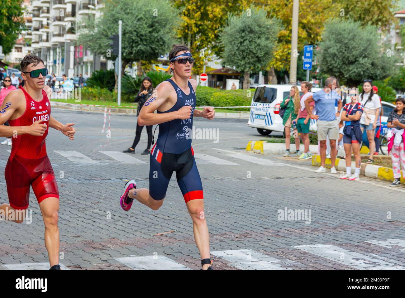 Alanya, Turchia, 16.10.2022: Atleti di diversi paesi corrono una maratona per le strade della città di Alanya in Turchia. 2022 Europa Triathl Foto Stock