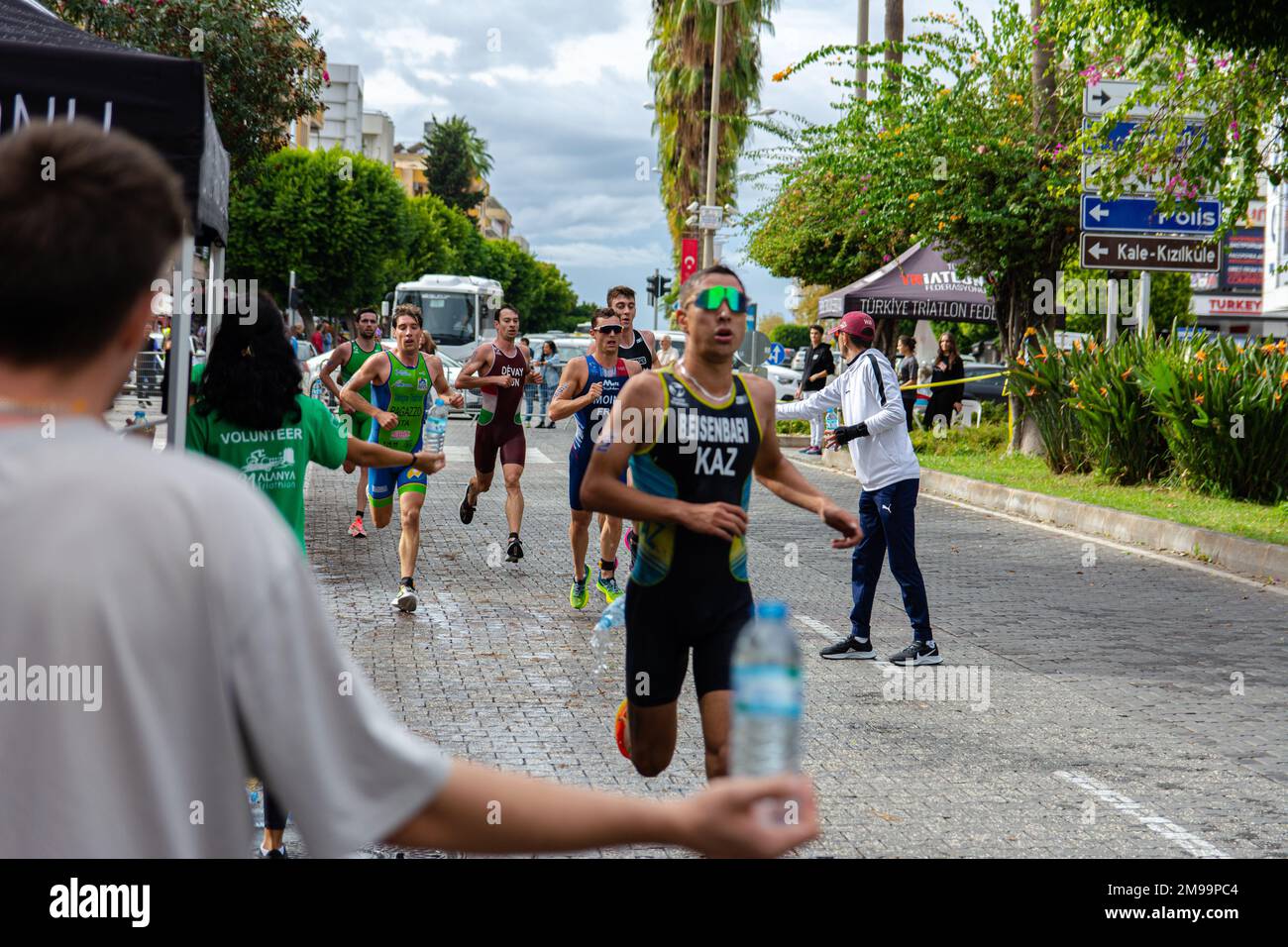 Alanya, Turchia, 16.10.2022: Un atleta del Kazakistan corre una maratona per le strade della città di Alanya in Turchia. 2022 Coppa Europa di Triathlon al Foto Stock