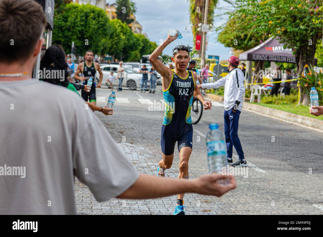 Alanya, Turchia, 16.10.2022: Atleti di diversi paesi corrono una maratona per le strade della città di Alanya in Turchia. 2022 Europa Triathl Foto Stock