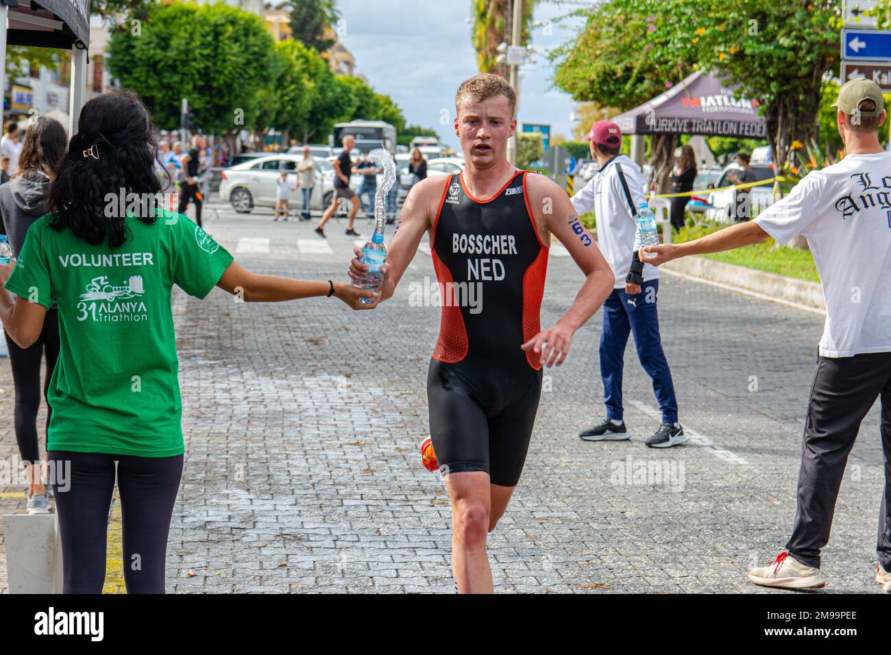 Alanya, Turchia, 16.10.2022: Atleta olandese corre una maratona per le strade della città di Alanya in Turchia. 2022 Coppa Europa di Triathlon al Foto Stock