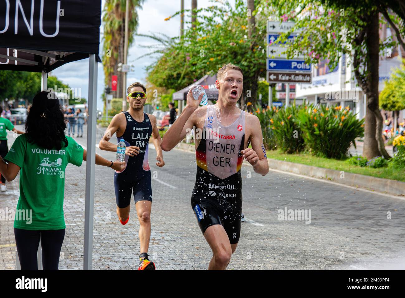 Alanya, Turchia, 16.10.2022: Atleti di Mans dalla Germania e dalla Francia corrono una maratona per le strade della città di Alanya in Turchia. 2022 Europa Triathl Foto Stock