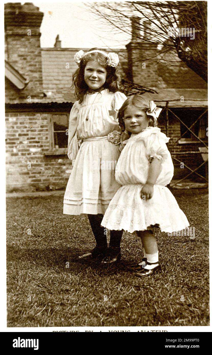 Due ragazze in un giardino, cartolina di pubblicità di Kodak. Foto Stock