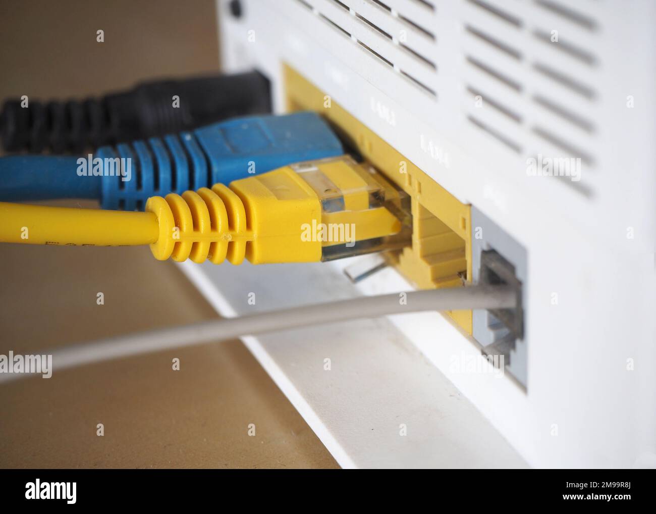 Collegamento dei cavi al modem. Condivisione di Internet, background di comunicazione. Foto Stock
