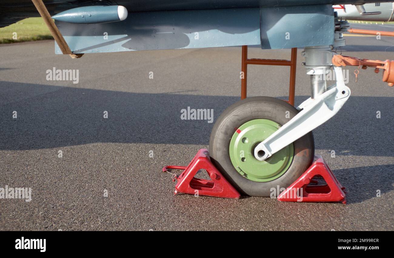 Farnborough 92 - Aviazione navale russa (Aviatsiya Voenno-morskovo Flota rossii) - Yakovlev Yak-38M - '38 giallo'. Dettaglio della gamba del sottocarro sul gancio di traino. Foto Stock