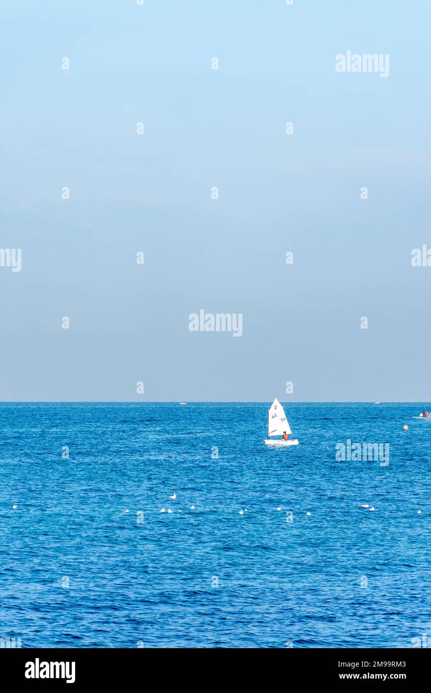 Due barche a vela sul blu del Mediterraneo nella città di Algeri. Sport acquatici. Foto Stock