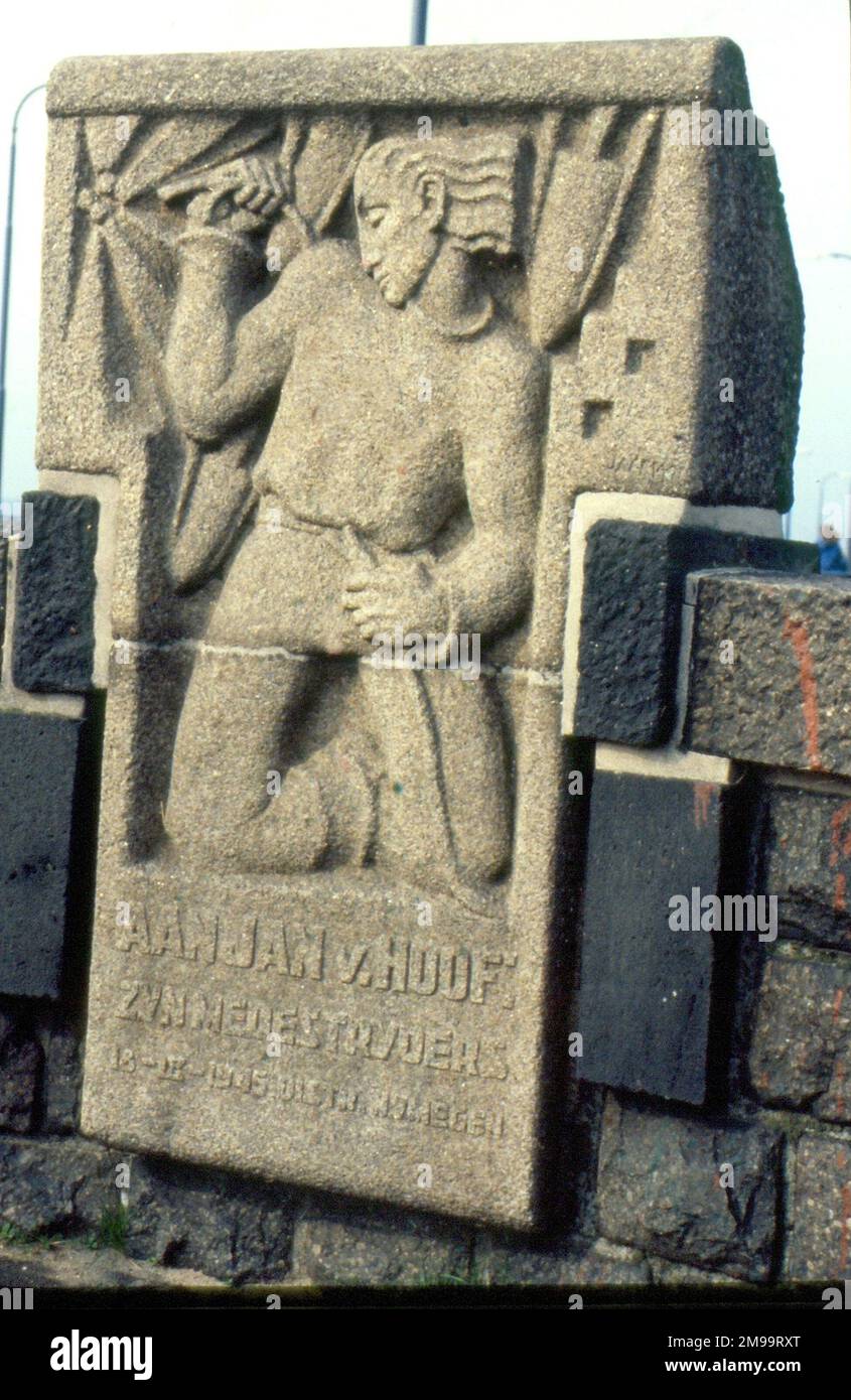 Jan era un giovane studente a Nijmegen che lavorava per la resistenza sotterranea olandese. Il ponte di Nijmegen doveva essere catturato intatto dalle forze aeree americane durante l'operazione Market Garden in modo che le forze armate britanniche potessero attraversare il fiume Waal e spostarsi verso Arnhem. I tedeschi avevano messo le mine sotto tutti i ponti importanti e intendevano soffiarle se gli Alleati cercavano di attraversarle. Il grilletto per l'esplosione delle miniere era collegato tramite fili dal ponte ad un punto sicuro da cui il ponte poteva essere sorvegliato. Jan ha tagliato alcuni dei fili e questo bassorilievo sh Foto Stock