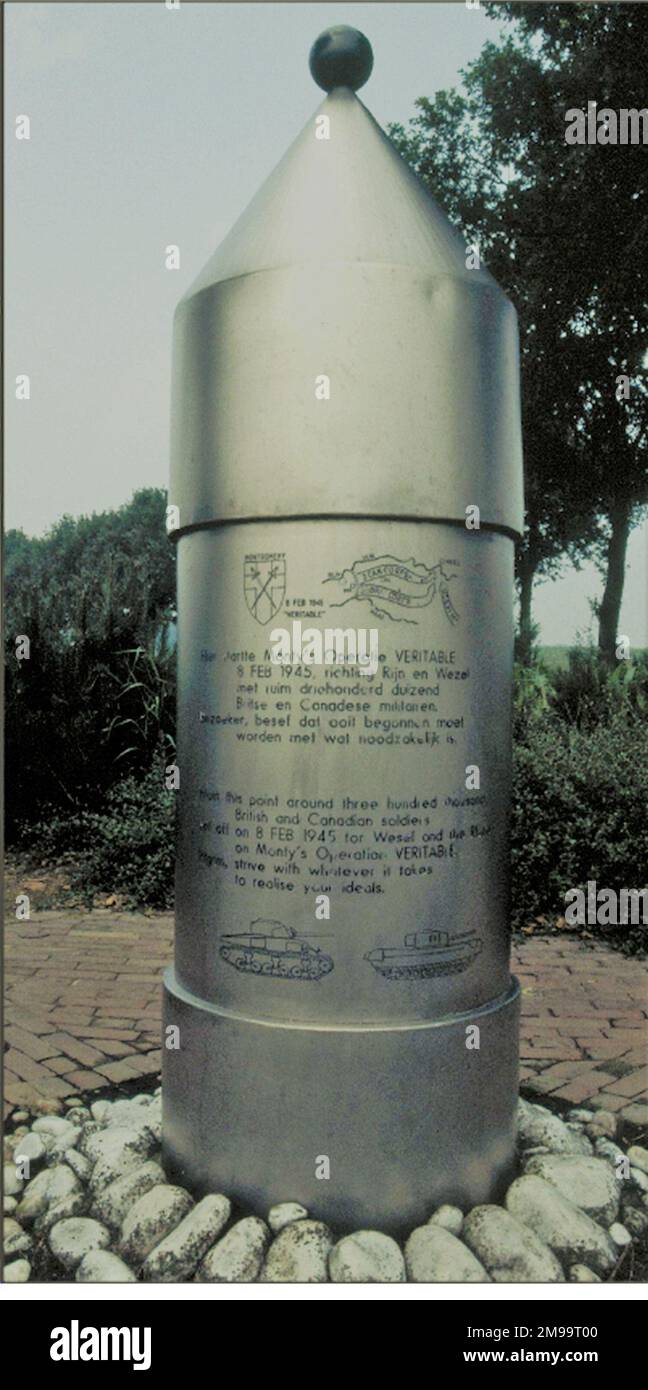 Modellato come un canister aereo, o il Tinman nel film del mago di Oz, questo Metal Memorial riporta sul retro che il 17/18 settembre 1944, 'Red Devils of 508th PIR sbarcò con artiglieria da paracadute e aliante. Diavoli o angeli vennero a proteggere il distretto di Nijmegen. Pilgrim - non importa il nome o il colore, scudo il vulnerabile '.There è un interessante mix di riferimenti qui come la descrizione 'diavolo rosso' è di solito attaccato alle forze aeree britanniche, e il 508th è noto come 'Devils in Pants baggy'. Sul fronte si registra -' da questo punto circa 300.000 inglesi e Foto Stock