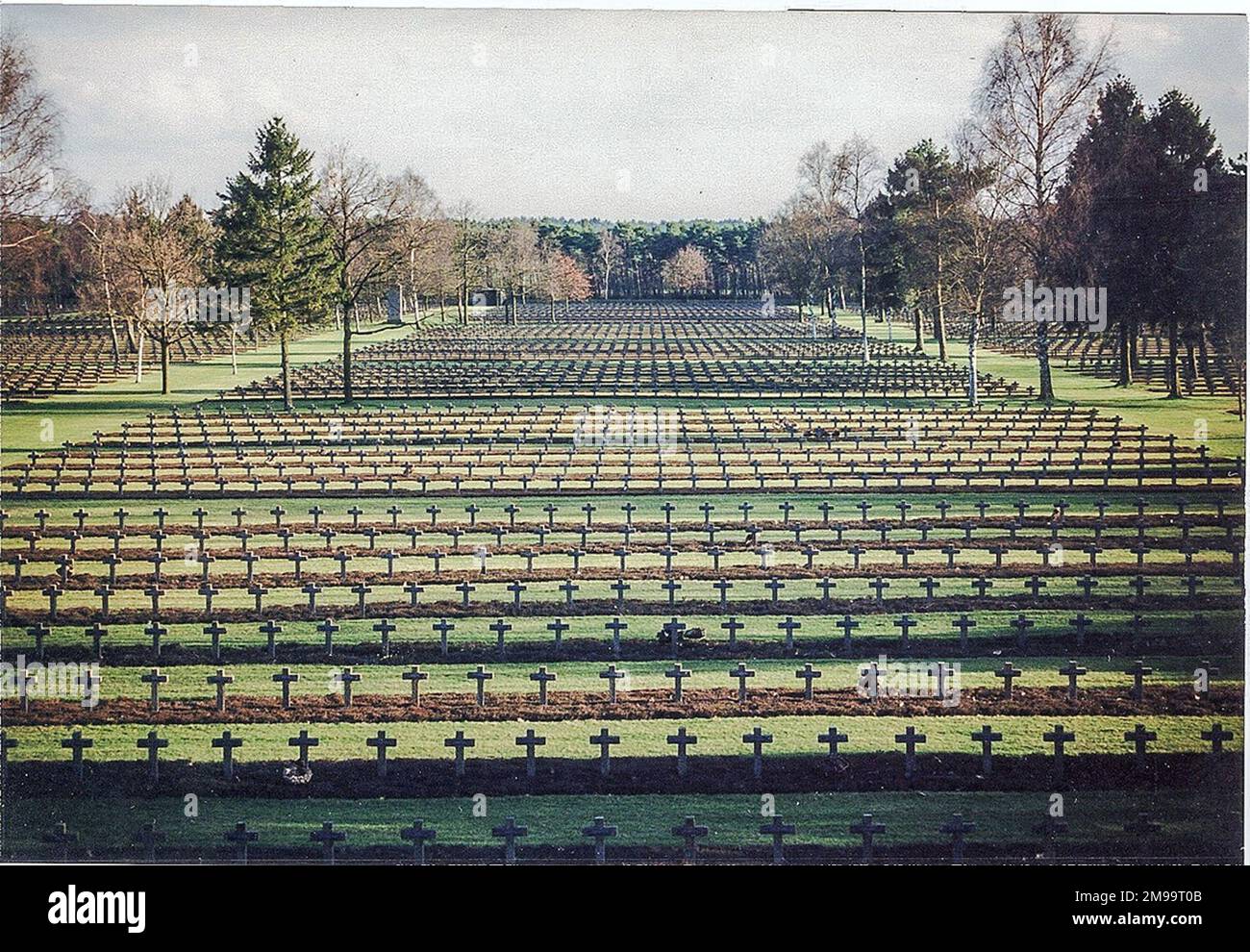 Originariamente un cimitero americano, questo è ora il più grande luogo di sepoltura tedesco di WW2 km al di fuori della Germania. Contiene le tombe di 38.962 soldati della guerra del '39-'45 e 541 della guerra del '14-'18. Inizialmente un cimitero americano temporaneo, fu ceduto ai tedeschi durante il '46-'47. Le autorità belghe hanno poi trasferito a Lommel tutti i soldati tedeschi uccisi in Belgio, nonché le sepolture della prima guerra mondiale originariamente realizzate a Leopoldsburg. Una croce fu eretta ogni due sepolture in modo che quasi 20.000 croci coprivano il sito di 16 ettari. Tra il 1978-80 le targhette originali dello smalto furono chan Foto Stock