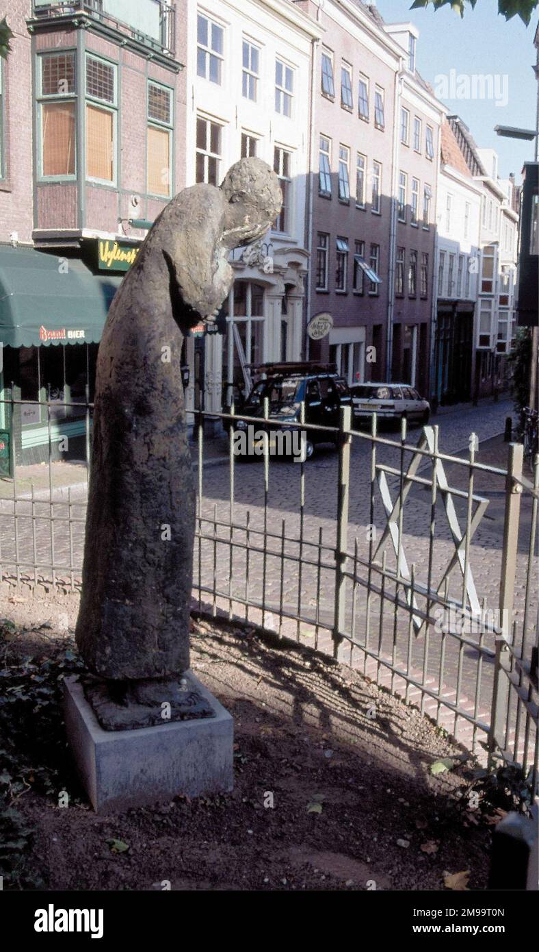 Ispirata a Paul de SWAAT, questa scultura di una donna lutto che guarda verso il vecchio Schul ebraico, fu svelata nel 1995. La figura si trova sotto un albero ed è circondata da ringhiere in cui si trovano le Stelle di Davide. All'interno delle ringhiere c'è una targa che recita: "Kom vanavond met vernalen hoe de oorlog is verdwenen en herhaal ze duizend malen alle malen zal ik wenen". Queste sono le linee del poeta olandese Leo Roman che traducono come, 'Tonight venire con storie di come la guerra è svanita e ripetere loro mille volte. Piangerò ogni volta». Frits Philips, che ha gestito la fabbrica Philips du Foto Stock