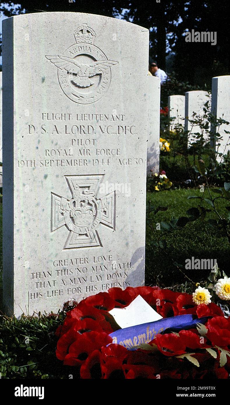 David Lord è sepolto nel cimitero della Commissione delle tombe del Commonwealth a Oosterbeek. Aveva trascorso cinque anni, per lo più in India con 31 Squadrone, fornendo in particolare la forza 'Chindits' di Orde Wingate dietro le linee nemiche in Birmania, per la quale gli fu assegnata la DFC nel luglio 1943. Nel gennaio 1944 si trasferì al 271 Squadron di Down Ampney e con loro prese parte al D-Day Operation e poi alla fornitura dei paracadutisti britannici circondati a Oosterbeek durante l'operazione Market Garden. Volante Dakota KG 374 sapeva che per avere una possibilità per il suo tanto necessario forniture per raggiungere le truppe circondate nel Foto Stock