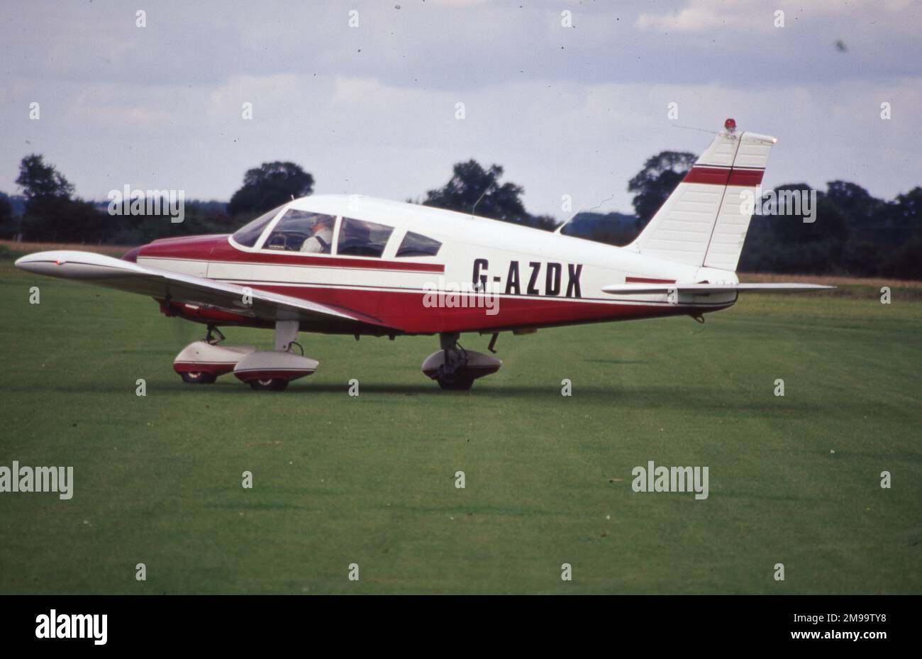 PIPER PA-28-180 - G-AZDX. Foto Stock