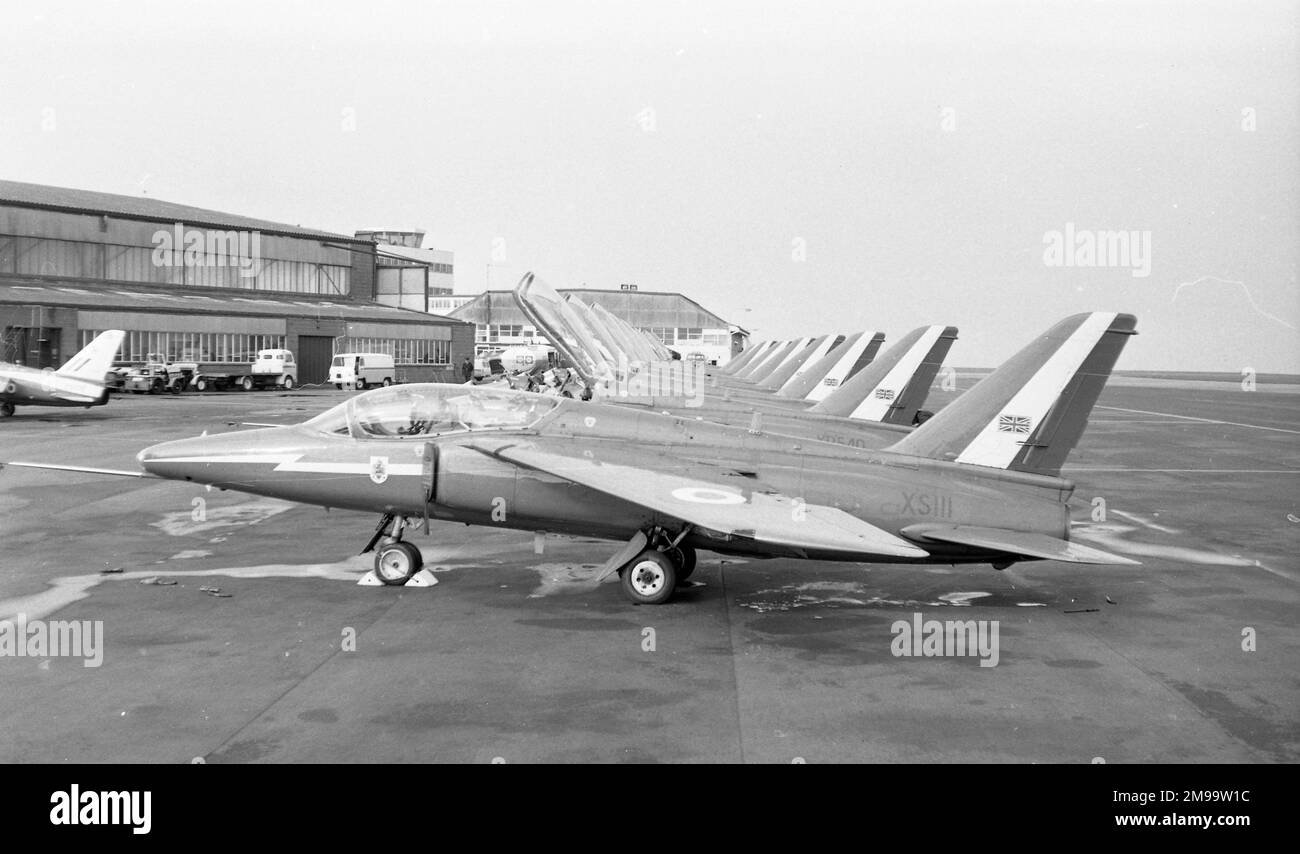 Frecce rosse Hawker Siddeley Gnat T Mk.2 XS111 e XR540 con 8 più XS106 da un'altra unità. Foto Stock