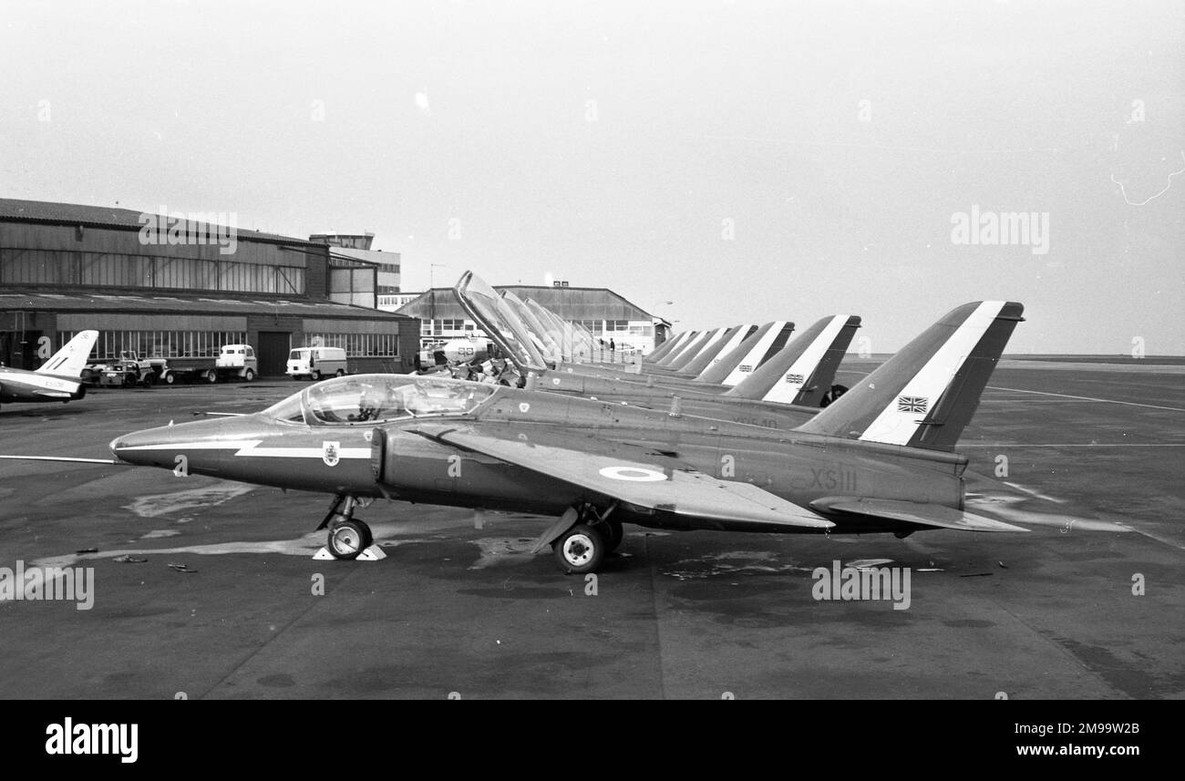 Frecce rosse Hawker Siddeley Gnat T Mk.2 XS111 e XR540 con 8 più XS106 da un'altra unità. Foto Stock
