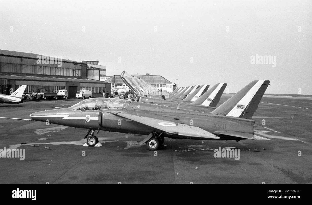 Frecce rosse Hawker Siddeley Gnat T Mk.2 XS111 e XR540 con 8 più XS106 da un'altra unità. Foto Stock
