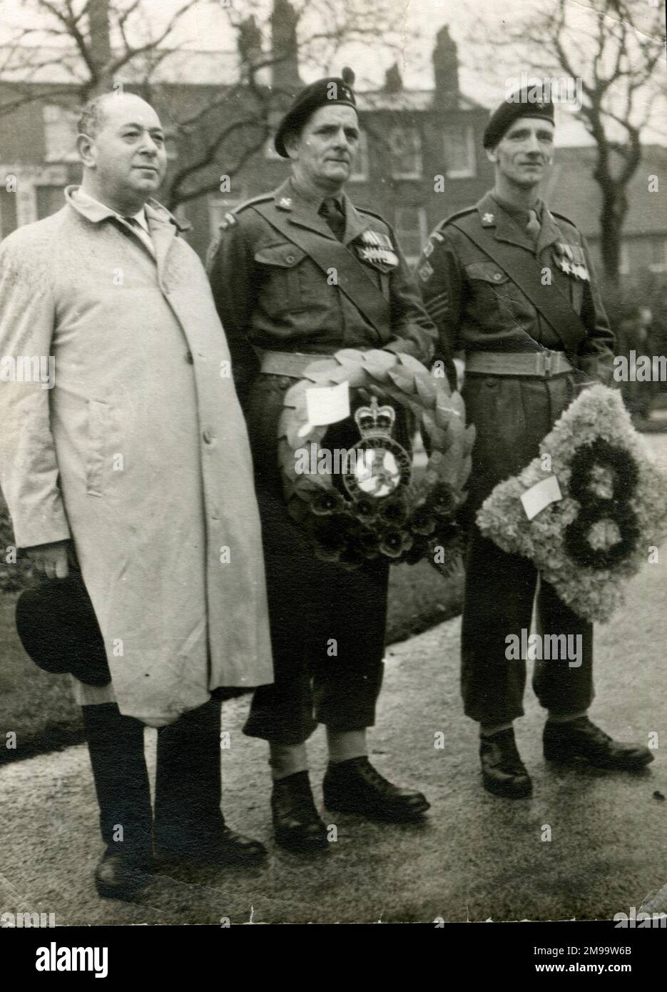 Cerimonia di deposizione della corona militare, 8th° Battaglione Ardwick, Manchester Regiment Territorial Army, Sergente Welsby e altri. Foto Stock