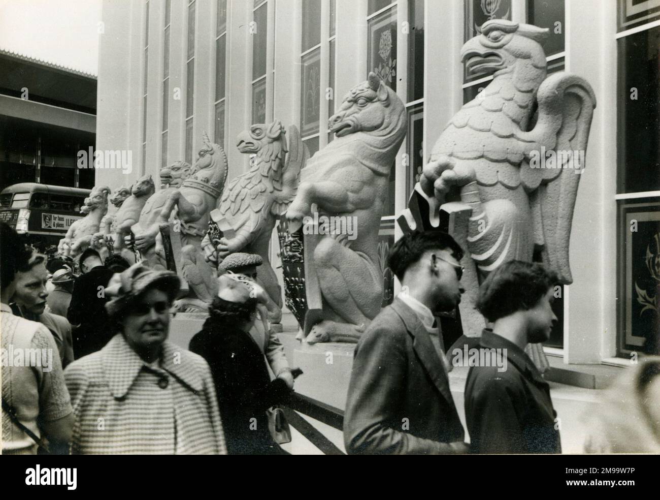 Le bestie della Regina, statue araldiche che si ergono di fronte al temporaneo annesso occidentale dell'Abbazia di Westminster, Londra, per l'incoronazione della Regina Elisabetta II Foto Stock