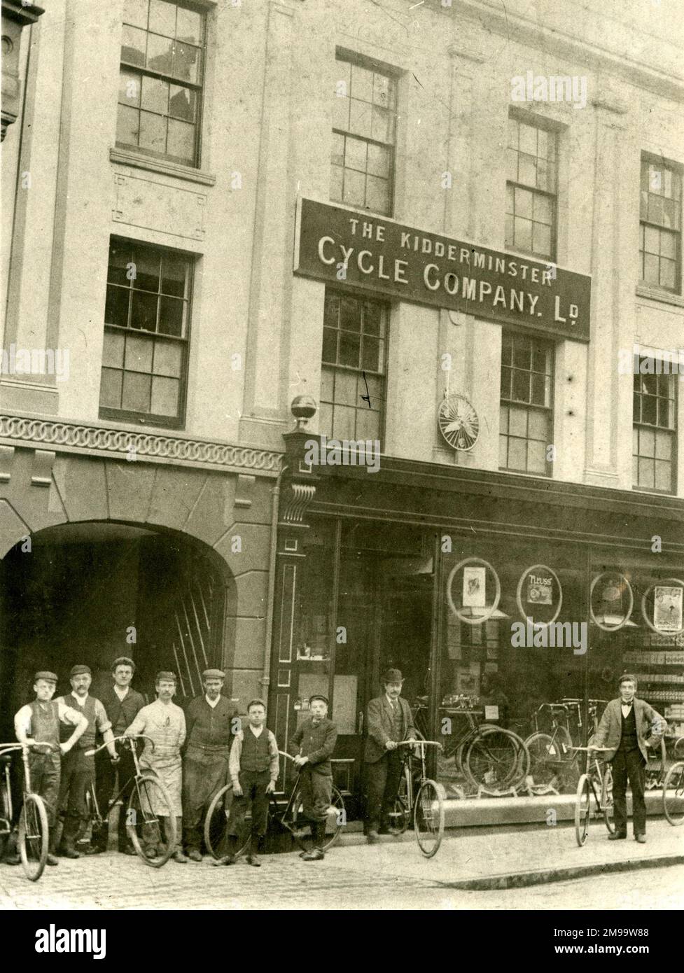 La Kidderminster Cycle Company Ltd a Vicar Street, Worcestershire, con uomini, ragazzi e biciclette all'aperto sul marciapiede. Foto Stock