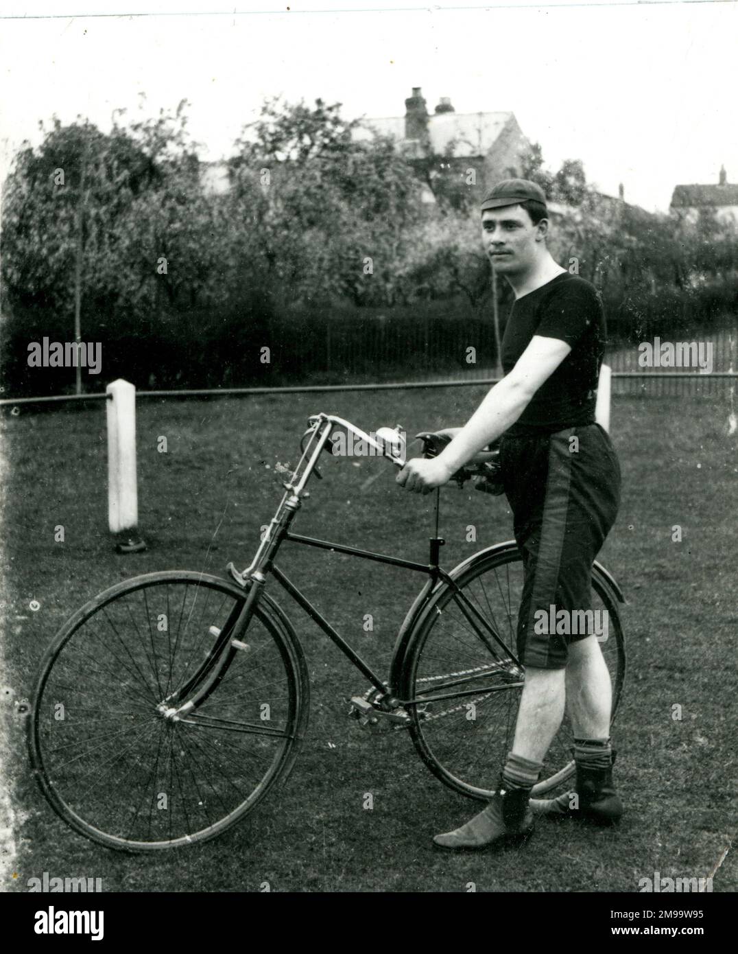 Uomo con la sua bicicletta. Foto Stock