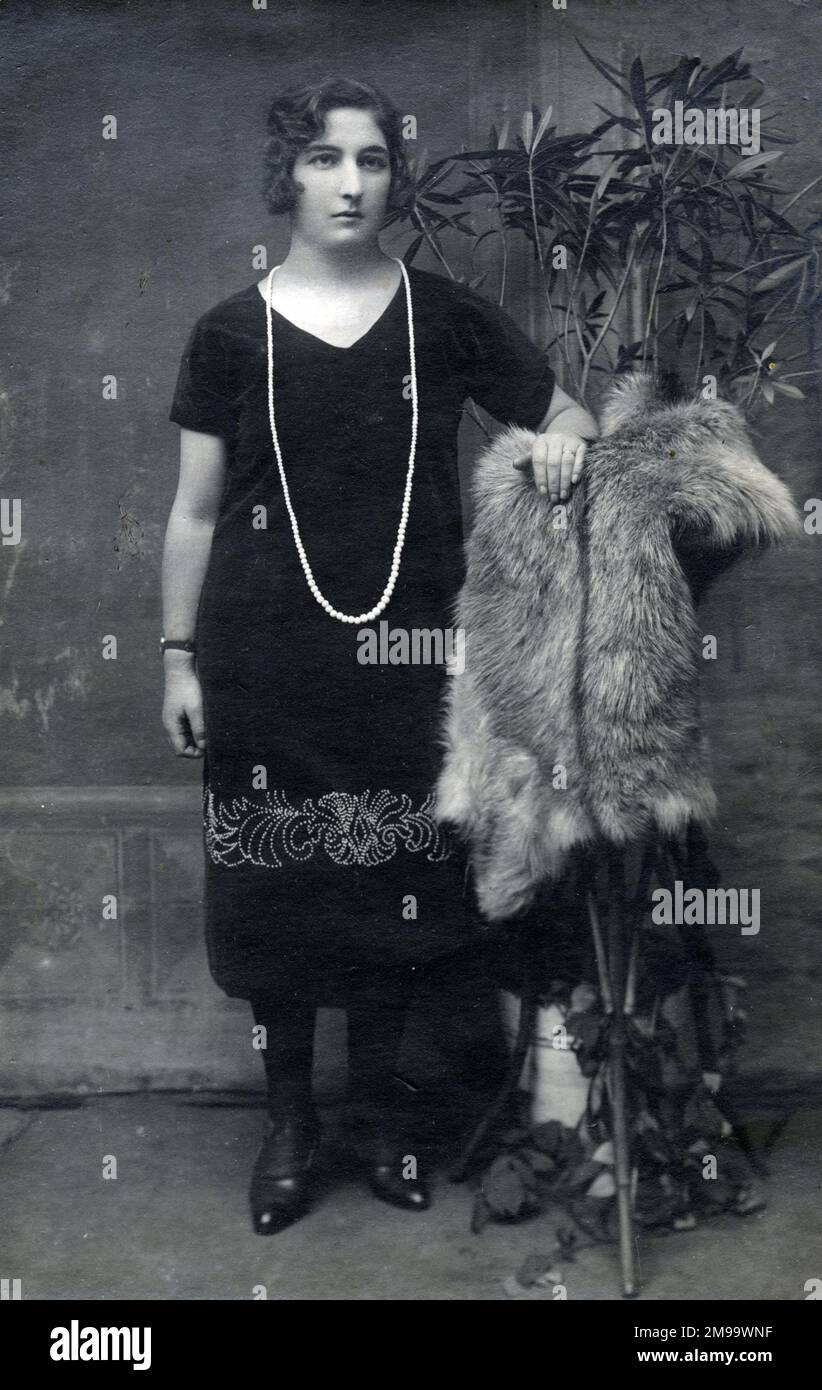 Turchia - Studio ritratto di una moglie di un ebreo Furrier che indossa una lunga e notevole corda di perle. Foto Stock