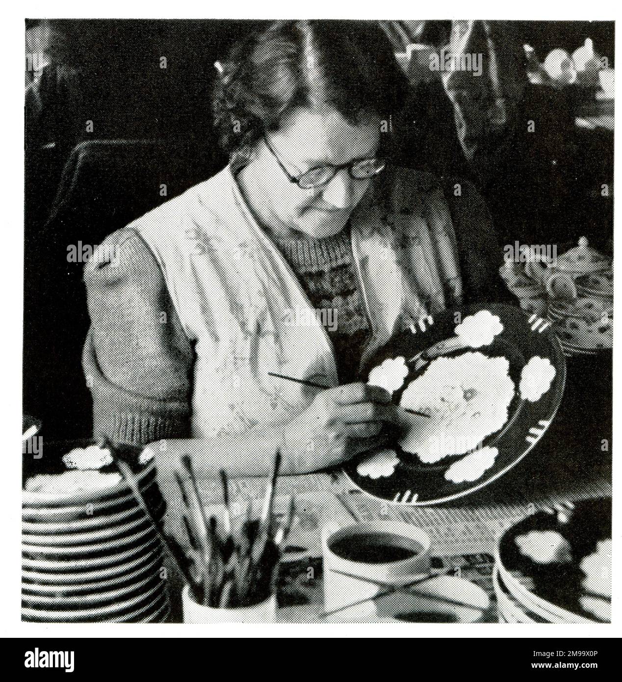 Ceramica artista che riempie in stampa contorno per smaltare la cina. Foto Stock