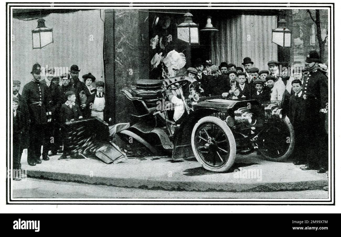 Incidente automobilistico, ai piedi di Kingston Hill, Norbiton, Surrey. Foto Stock