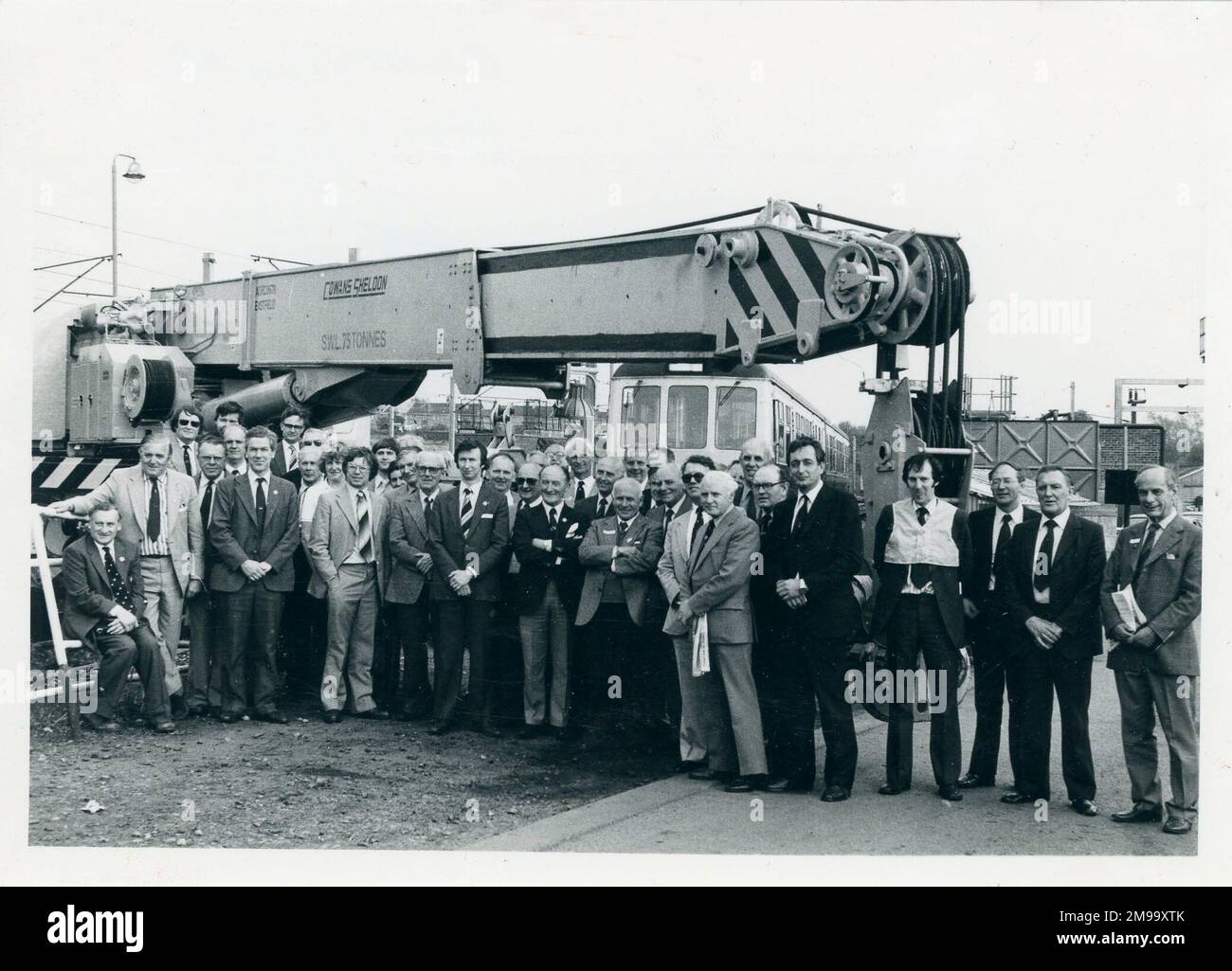 Ritratto di gruppo dei membri della Divisione ferroviaria presso il deposito britannico di Kingmore, Carlisle. Cowans Sheldon 75 tonnellate di gru ferroviaria in background. Foto Stock