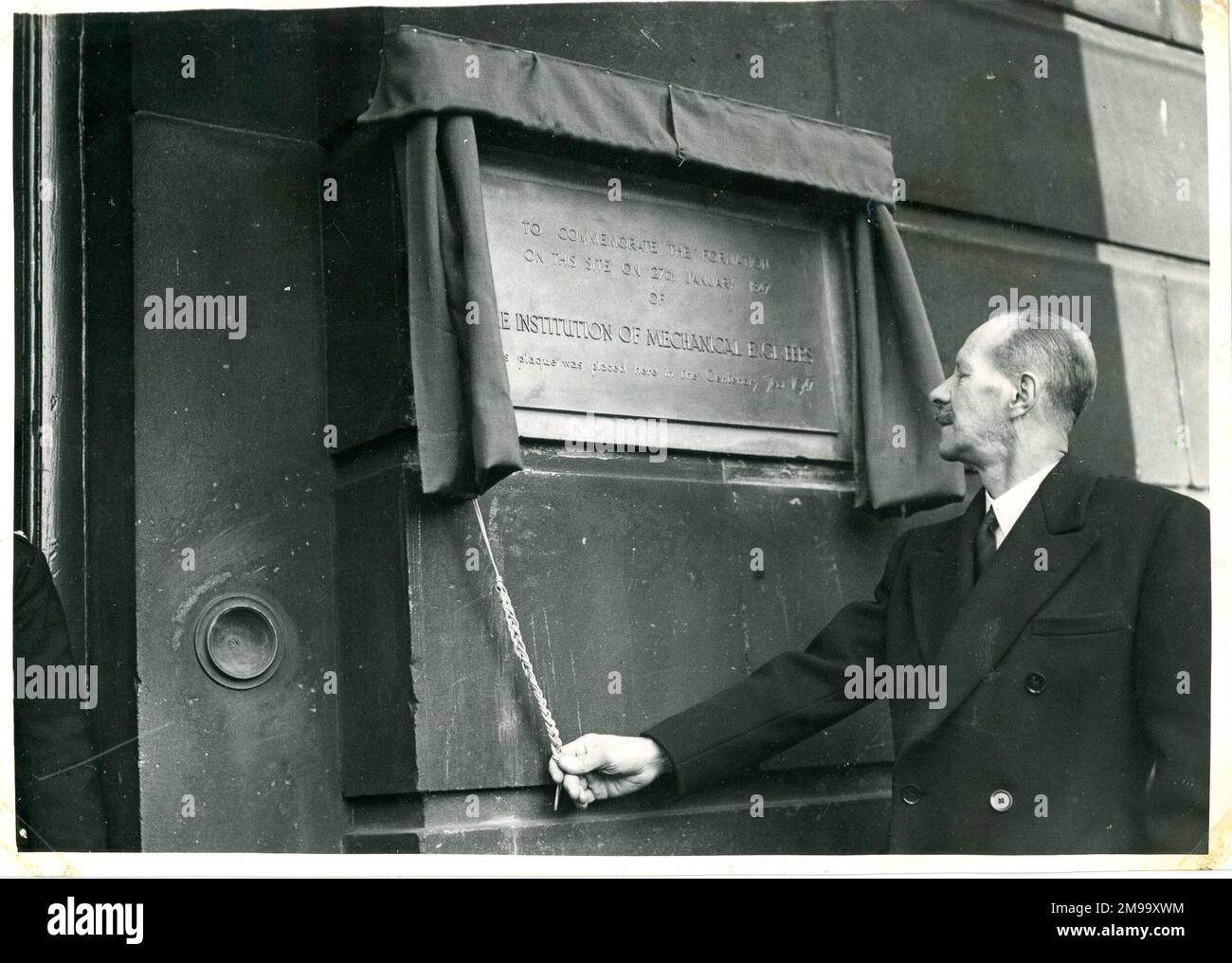 Fotografia di Lord Dudley Gordon svelando una targa commemorativa della fondazione di IMEche sul sito. All'epoca, essendo gli uffici Curzon Street Goods della regione Midland di Londra. Foto Stock