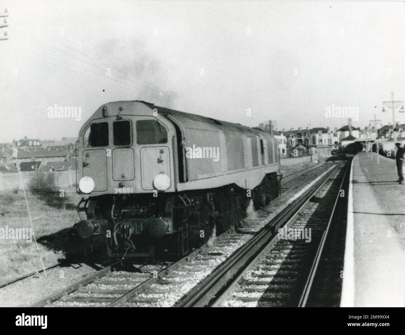 Classe leader. Loco numero 36001, a fianco della stazione Seaford Terminal prima della partenza per Brighton via Bexhill e Crowhurst. Il motore ha fatto una serie di prove con motore leggero lungo il percorso e anche con treni di prova carichi ed è stato modificato con successo quando è stato trasferito a Eastleigh. Foto Stock