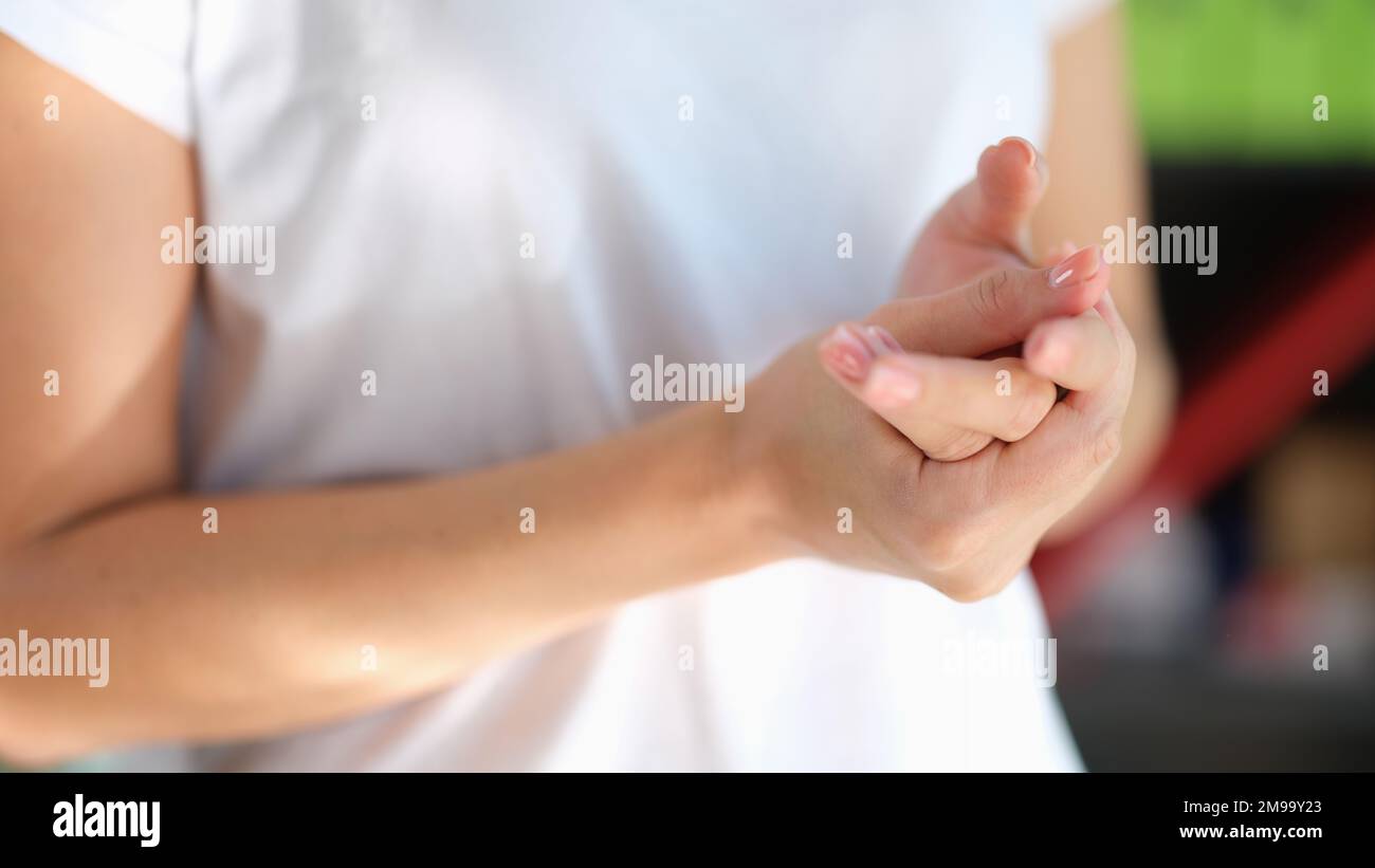 La donna sfrega le mani da vicino. Foto Stock