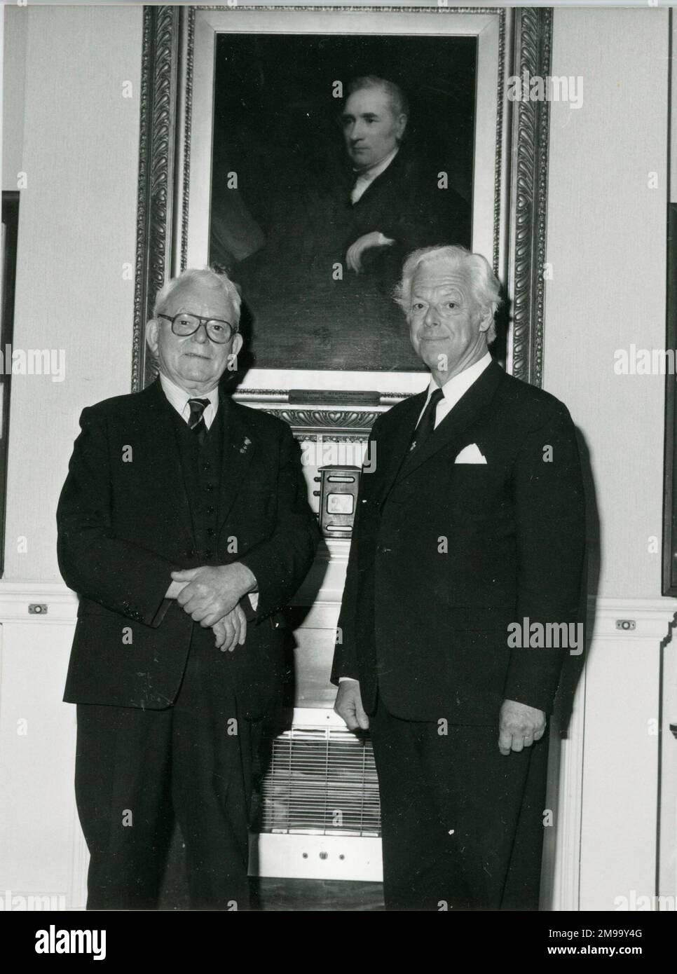 Frank Whittle con il presidente IMechE, David Penny davanti al ritratto di George Stephenson. Foto Stock