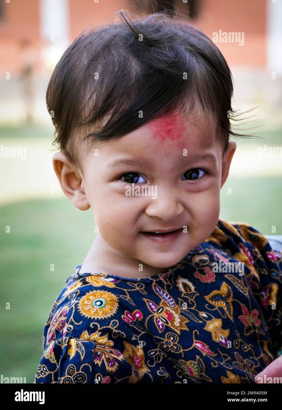 Kind einer Lehrerin der Novodaya-Chepang-Schule in Chitwan, Nepal Foto Stock