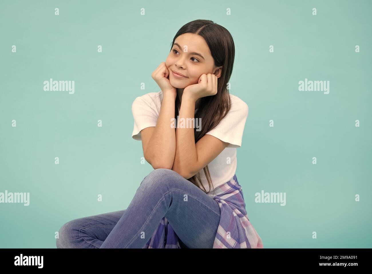 Stile di vita adolescente. Divertente elegante giovane hippie teen ragazza modello in abiti hippster isolato su blu. Felice adolescente, emozioni positive e sorridenti di Foto Stock