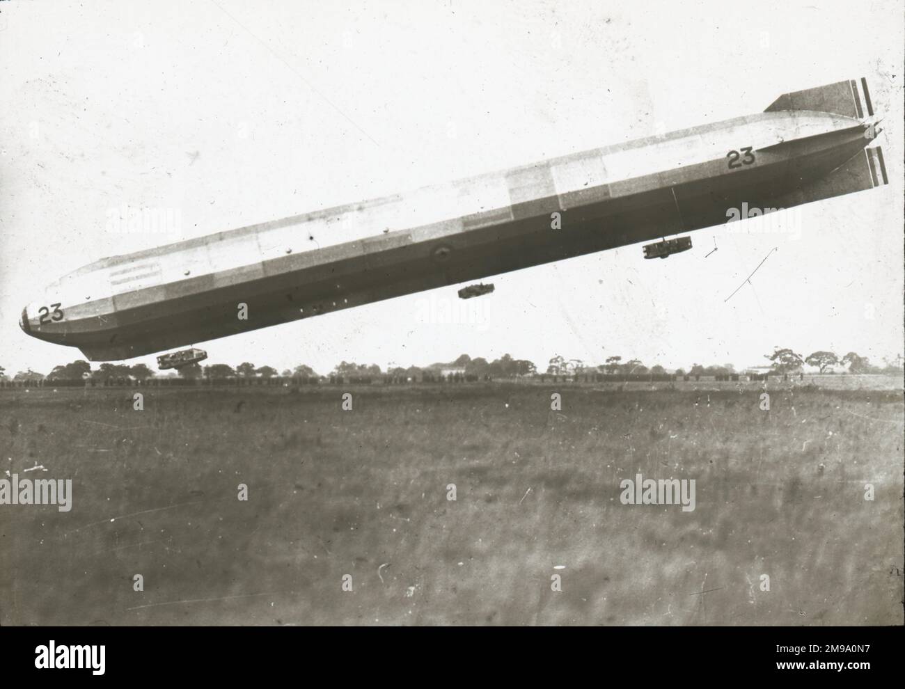 R.23 Vista laterale, ad angolo quasi a contatto con il suolo Foto Stock