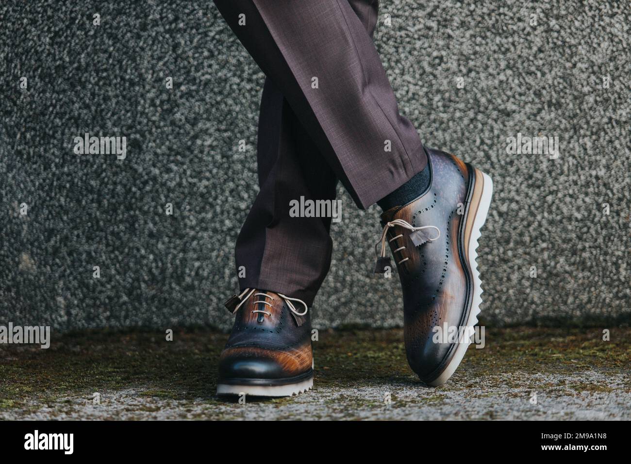 Un uomo elegante con pantaloni in tuta grigia e scarpe brogue scure Foto  stock - Alamy